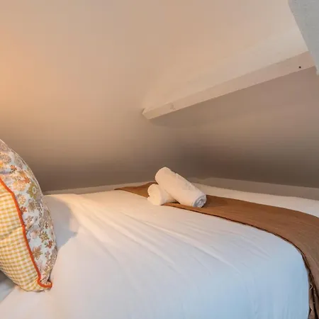 Functional & Equipped Duplex Studio, Old